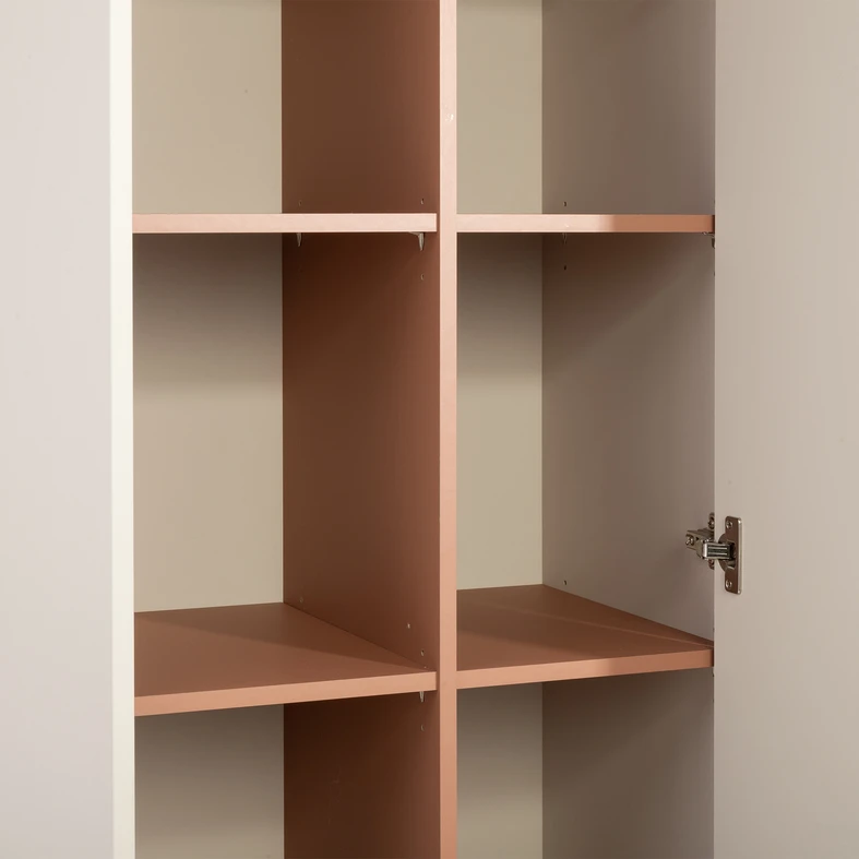 Regał MILLES w odcieniach piasku i terracotty doda wnętrzu przytulności i porządku.