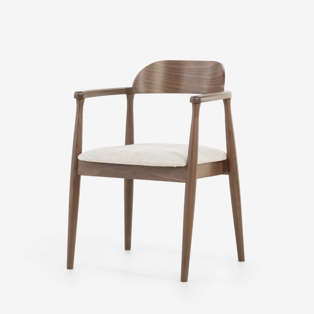 PERUGIO w beżowej tkaninie tworzy przyjazną przestrzeń, w której z przyjemnością spędza się czas przy stole.