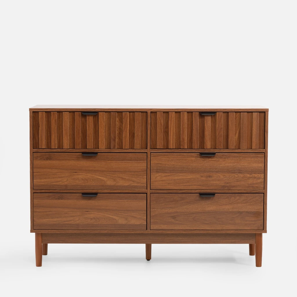 Komoda w kolorze ciemnego drewna z 6 szufladami. 2 górne szuflady są z ryflowaniem