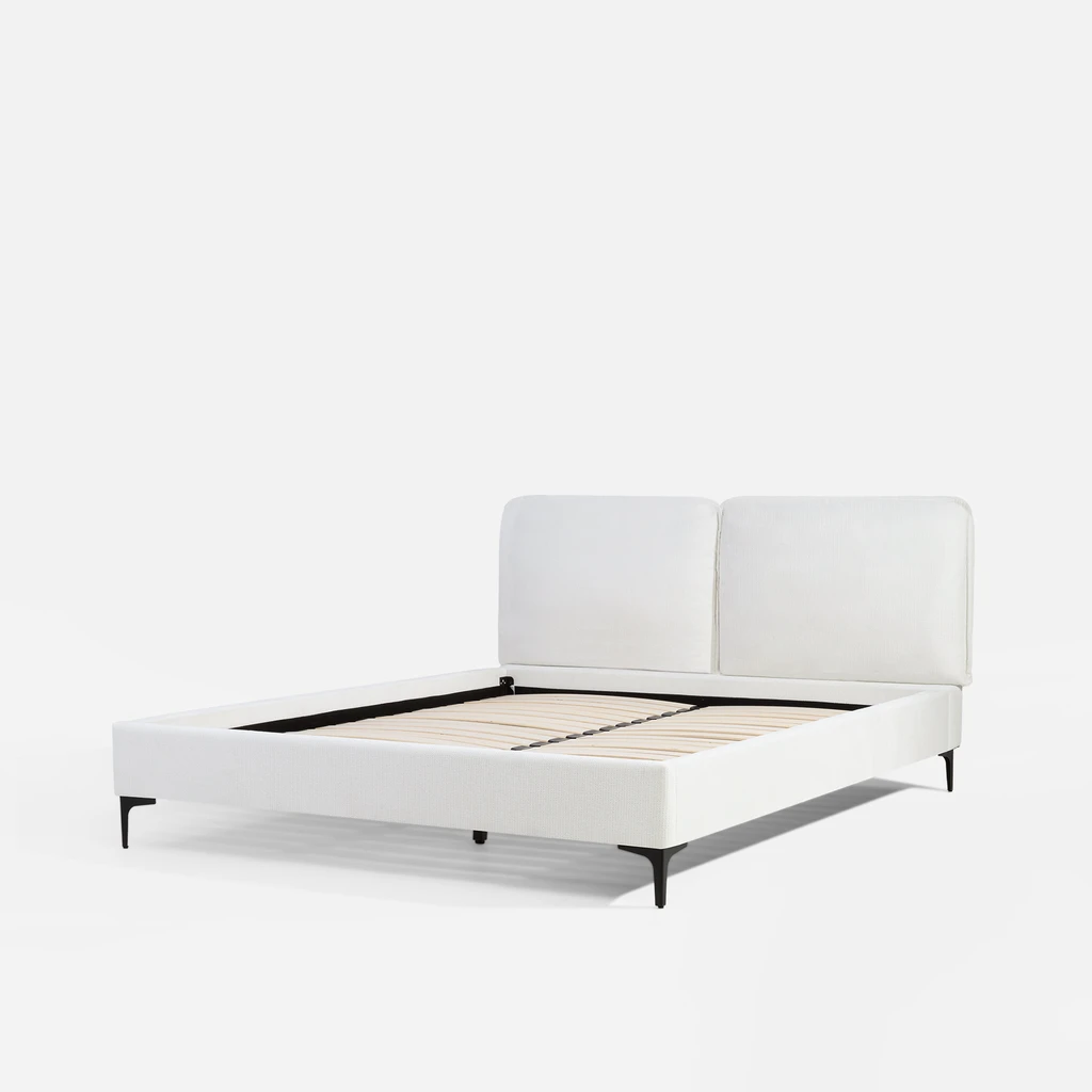 Widok na łóżko od strony szczytu dolnego, z ukosa. Na ramie stelaż z drewnianymi szczebelkami.