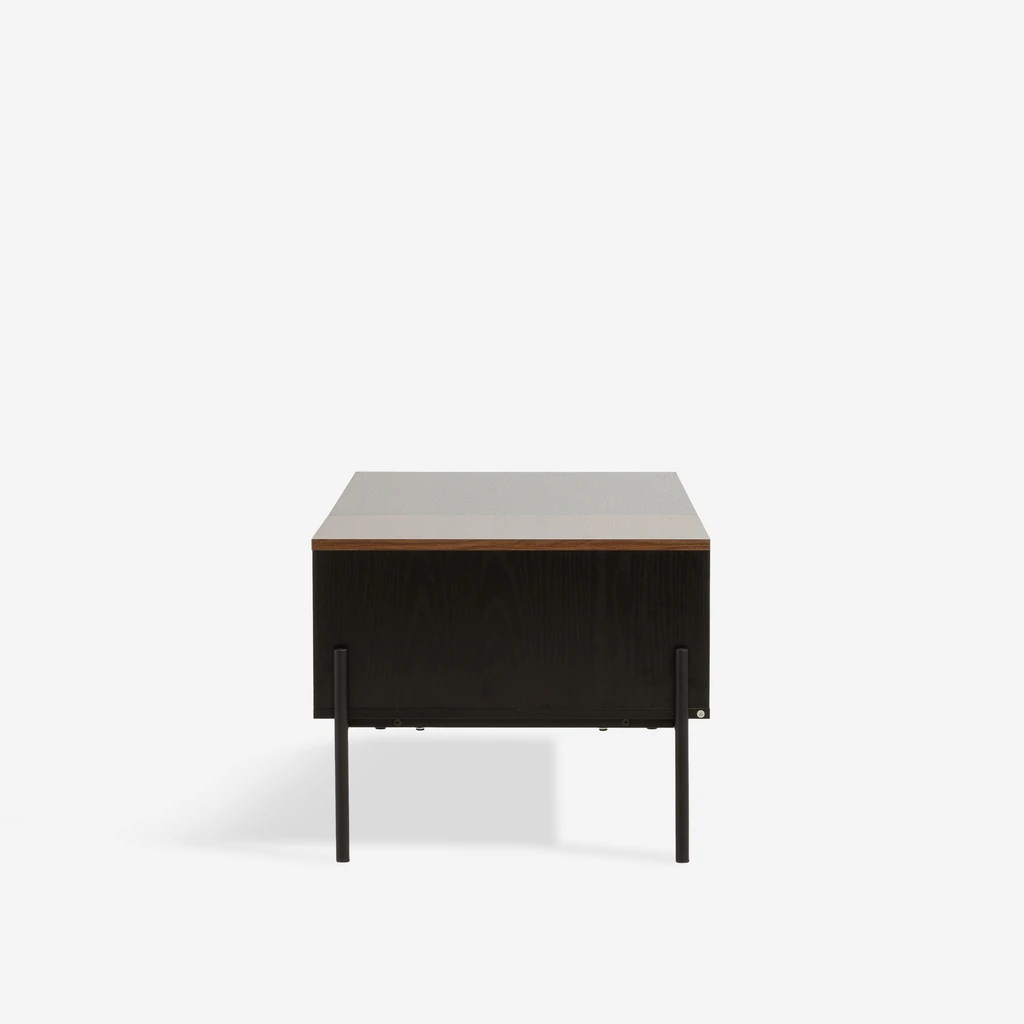 Czarny bok stolika z widocznymi cienkimi nogami zamontowanymi wzdłuż boku mebla