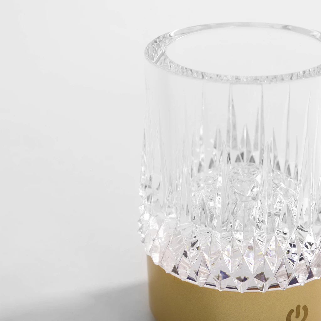 CRYSTAL LED posiada klosz stylizowany na powierzchnię kryształu.