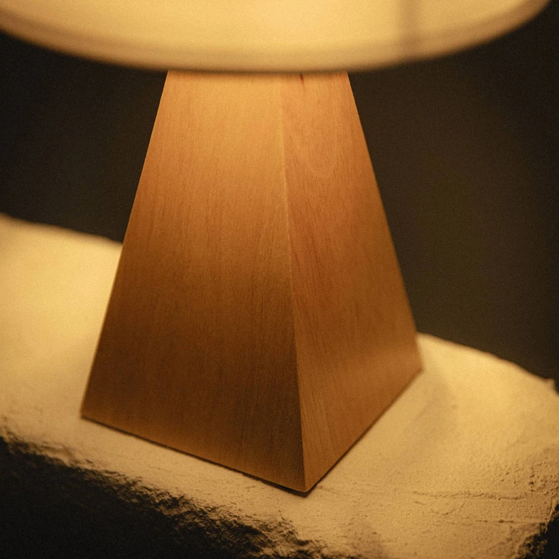Bambusová stolní lampa s bílým stínidlem 31 cm