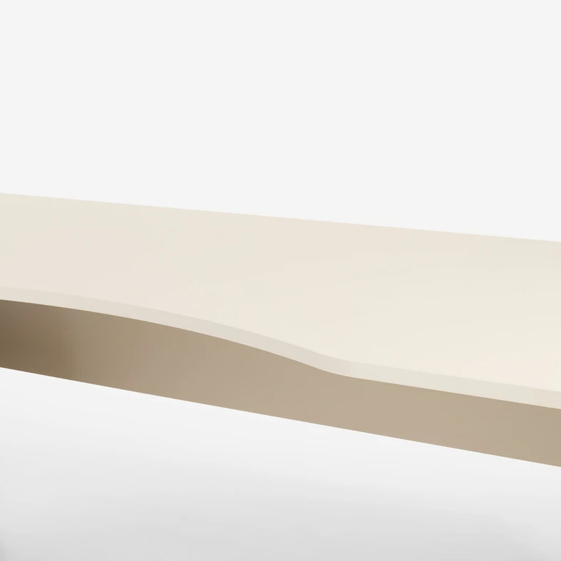 Przód blatu biurka posiada subtelne wcięcie, dzięki któremu dosuniesz się do samego końca mebla