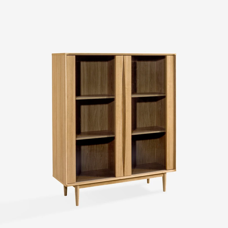 Witryna w kolorze jasnego drewna z dymionym szkłem