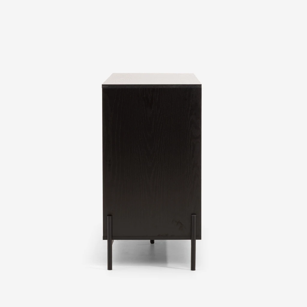 Czarny bok komody z widocznymi cienkimi, metalowymi nóżkami zamontowanymi wzdłuż boku mebla