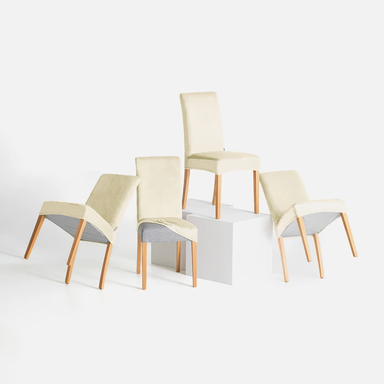 Aranżacja. Na zdjęciu kilka krzeseł z pokrowcami. 