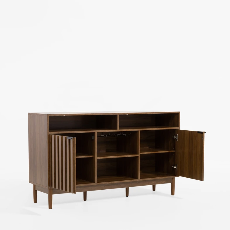 Otwarte szafki komody z widocznymi 4 półkami w środku