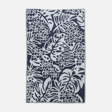 Tmavě modrý koberec s listy SUNSET 150x240 cm