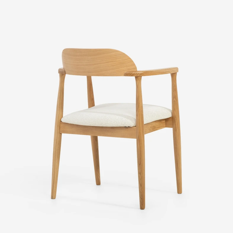 Kremowy kolor tkaniny rozświetla przestrzeń i tworzy przyjemny charakter jadalni.