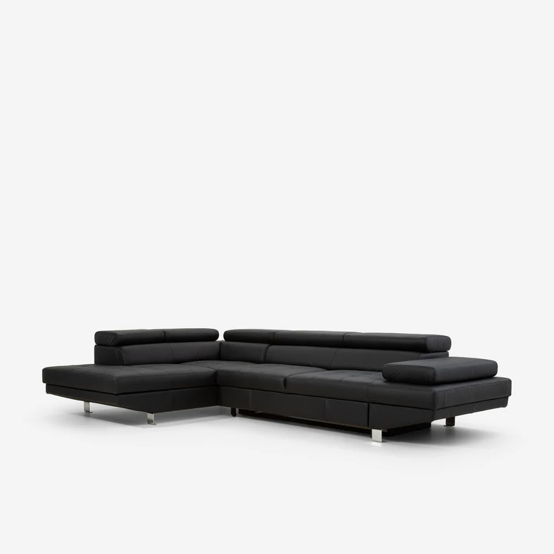 Czarny skórzany narożnik, na metalowych kwadratowych nóżkach.