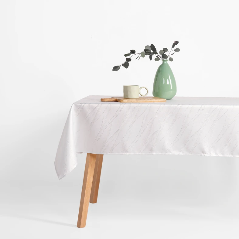 Bílý ubrus se stříbrným mramorovým vzorem LYMIO 140x220 cm