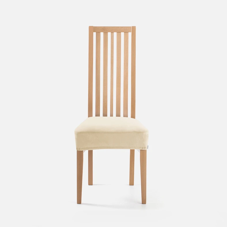 Zdjęcie pokrowca założonego na krzesło. Zdjęcie na wprost. 