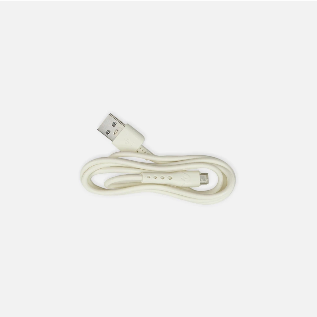 Dzięki dołączonemu przewodowi USB możesz go podłączyć do różnych źródeł zasilania, np. komputera, powerbanku lub adaptera sieciowego.