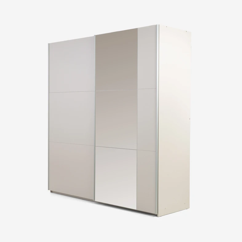 Kaszmirowa szafa z przesuwnymi frontami, na jednym znajduje się lustro