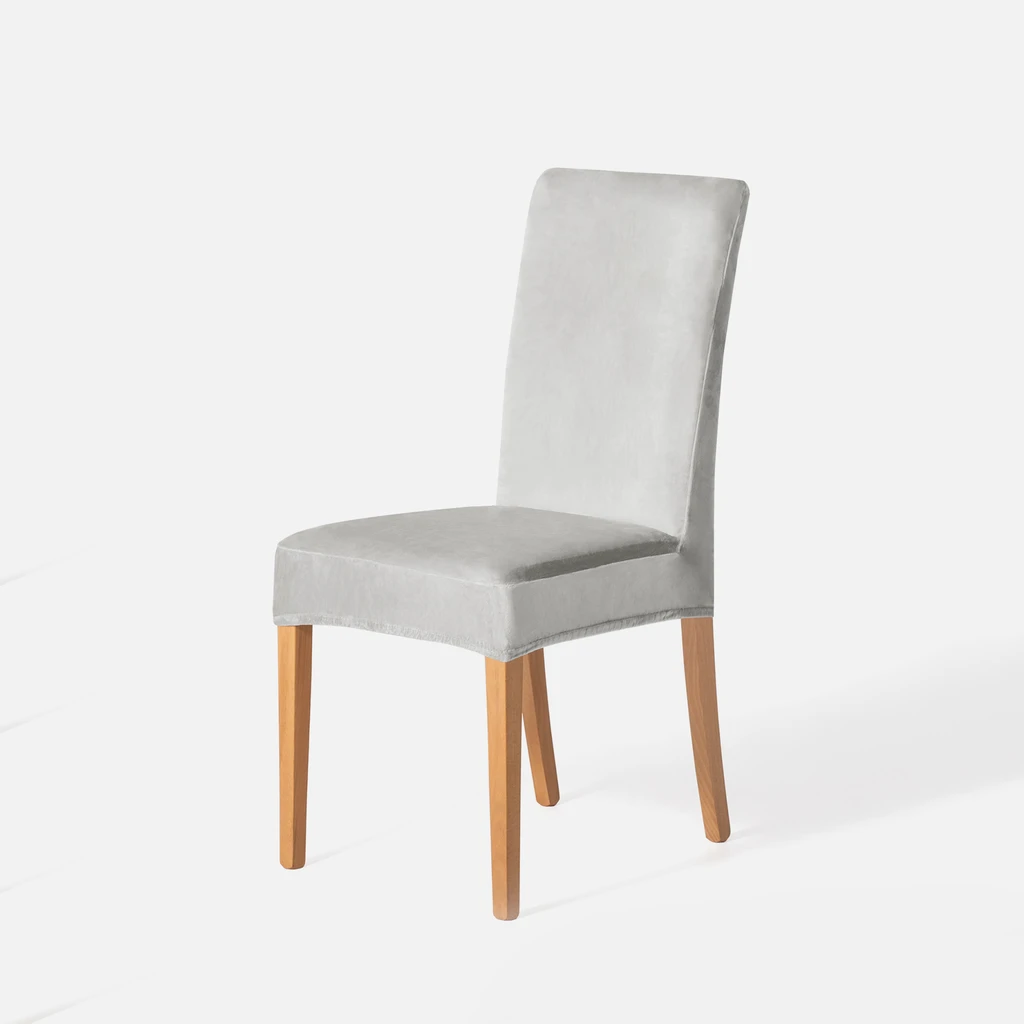 Zdjęcie pokrowca założonego na krzesło. Zdjęcie pod kątem. 