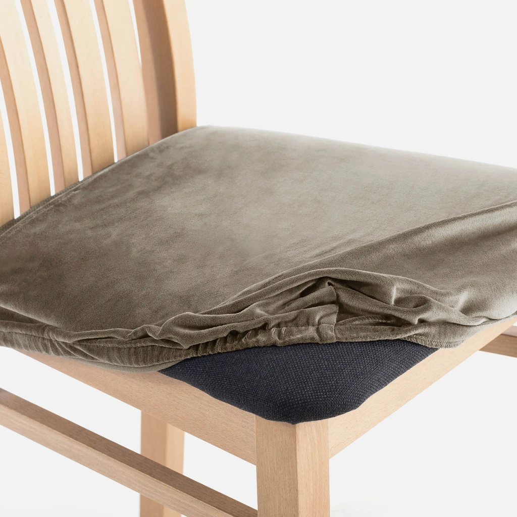 Zdjęcie częściowo założonego pokrowca. Widać marszczenia i fakturę materiału.