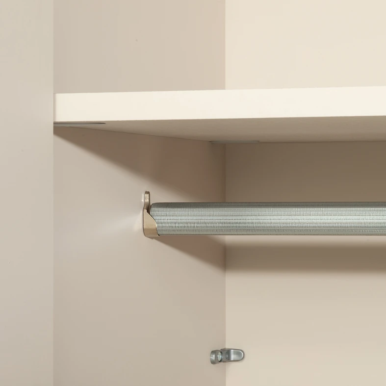 Otwarta część szafy idealna na pudełka, dodatki i poskładane ubrania.