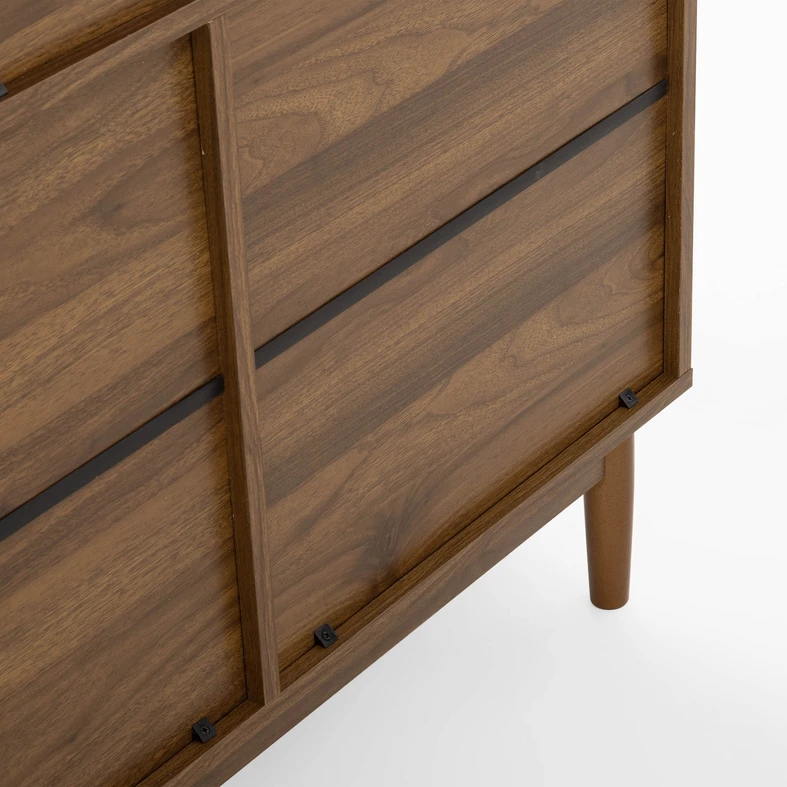 Detal, zbliżenie na dolną tylną część komody z ciemną nóżką