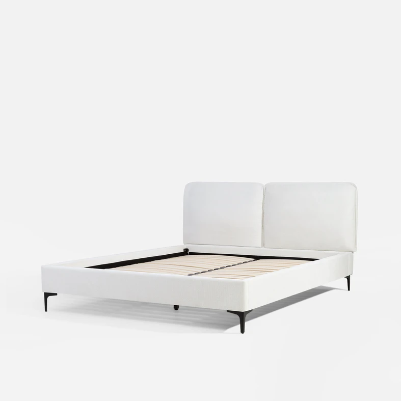 Widok na łóżko od strony szczytu dolnego, z ukosa. Na ramie stelaż z drewnianymi szczebelkami.