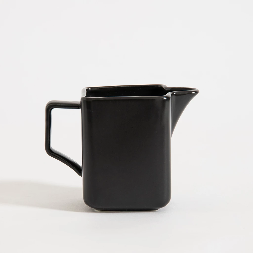 Černá porcelánová mlékovka BONA
