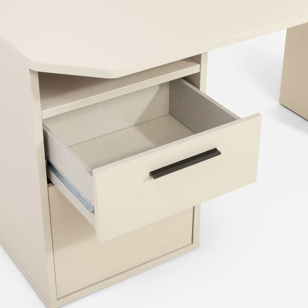 Otwarta szuflada widoczna pod ukos, ukazując pełne wnętrze