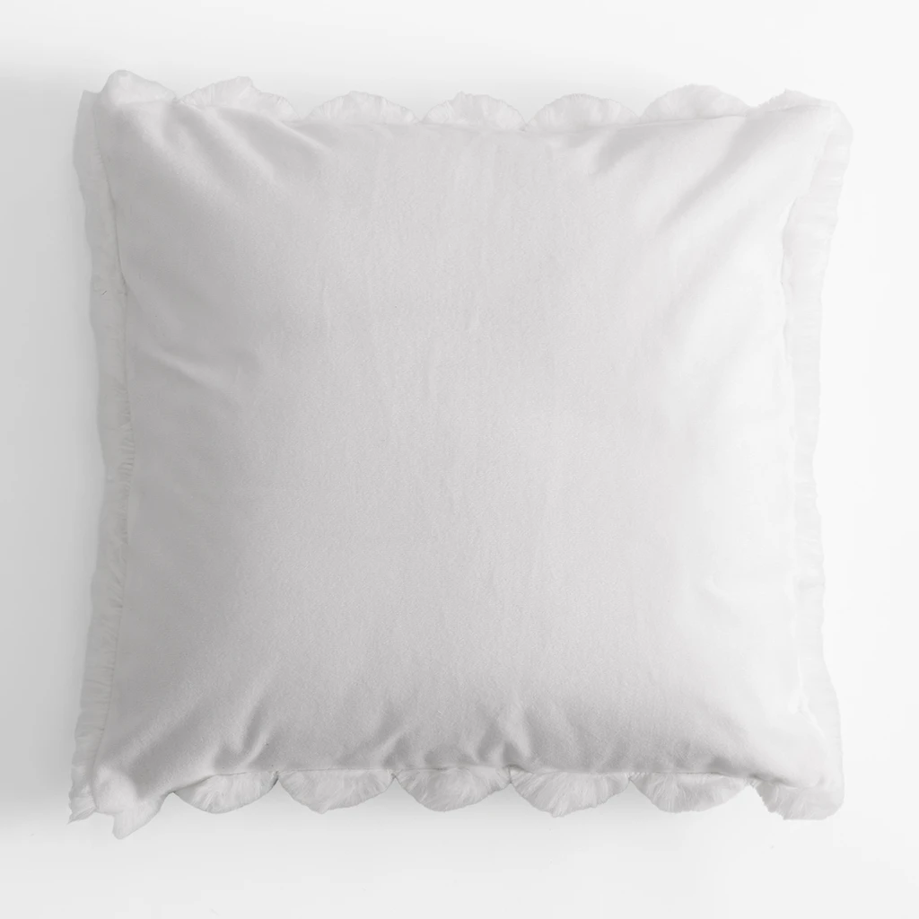 Poszewka biała ELLE 45x45 cm Biała poszewka z dekoracyjnym króliczym sztucznym futerkiem