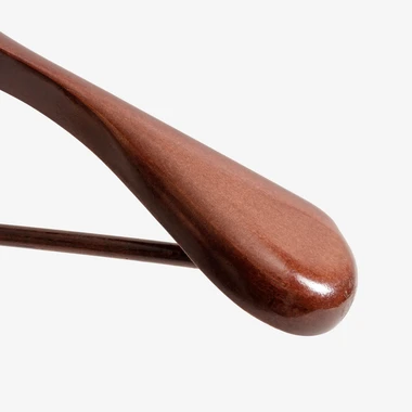 Hnědé dřevěné ramínko s rozšířenými rameny