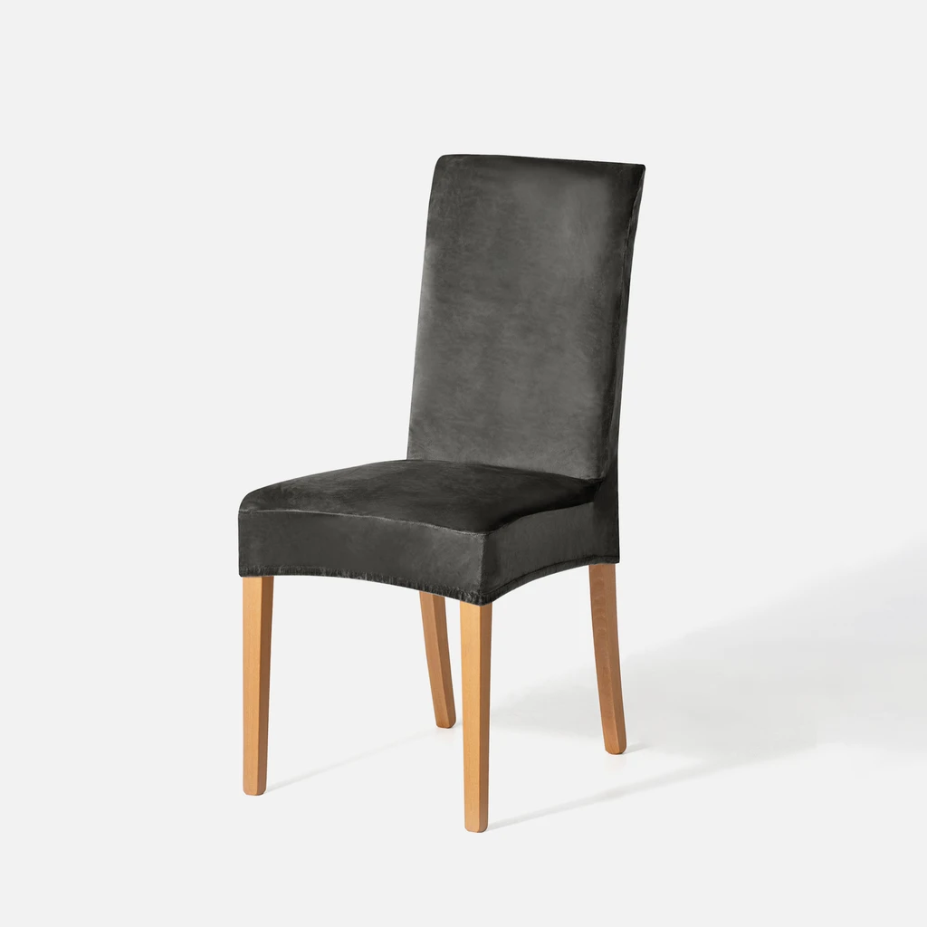 Zdjęcie pokrowca założonego na krzesło. Zdjęcie pod kątem. 