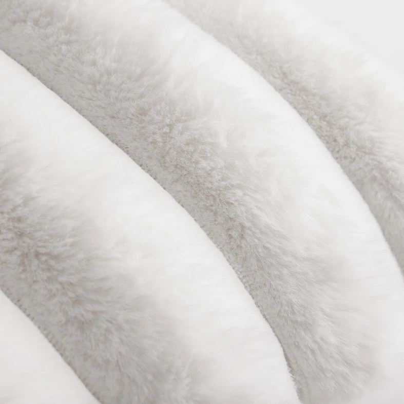 Poszewka biała ELLE 45x45 cm Biała poszewka z dekoracyjnym króliczym sztucznym futerkiem