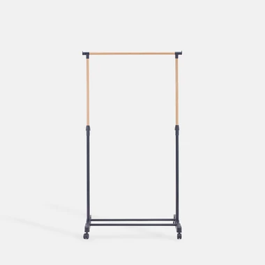 Výškově nastavitelný věšák na kolečkách.