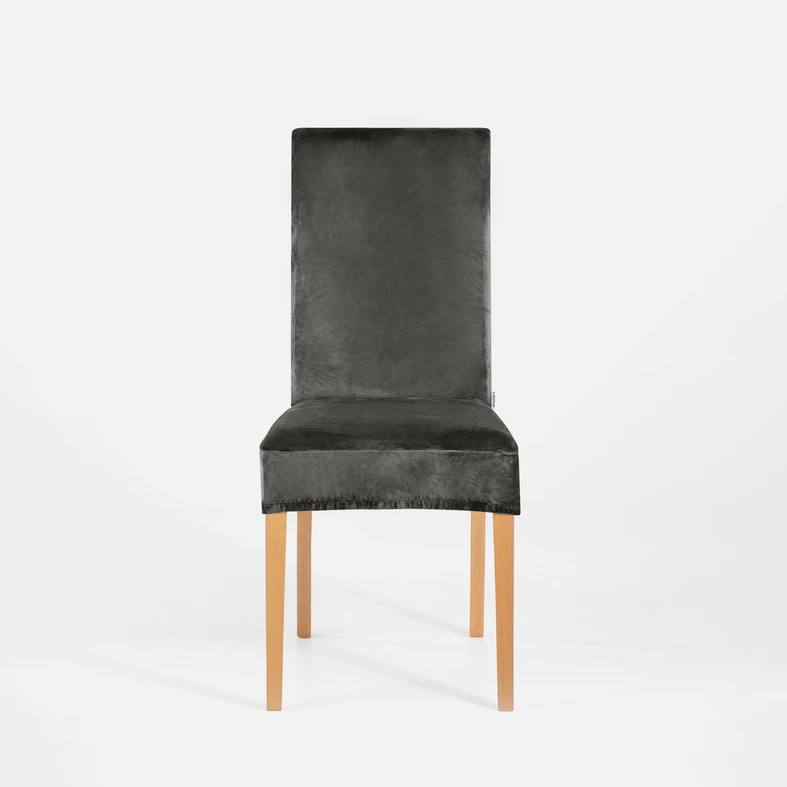 Zdjęcie pokrowca założonego na krzesło. Zdjęcie na wprost. 