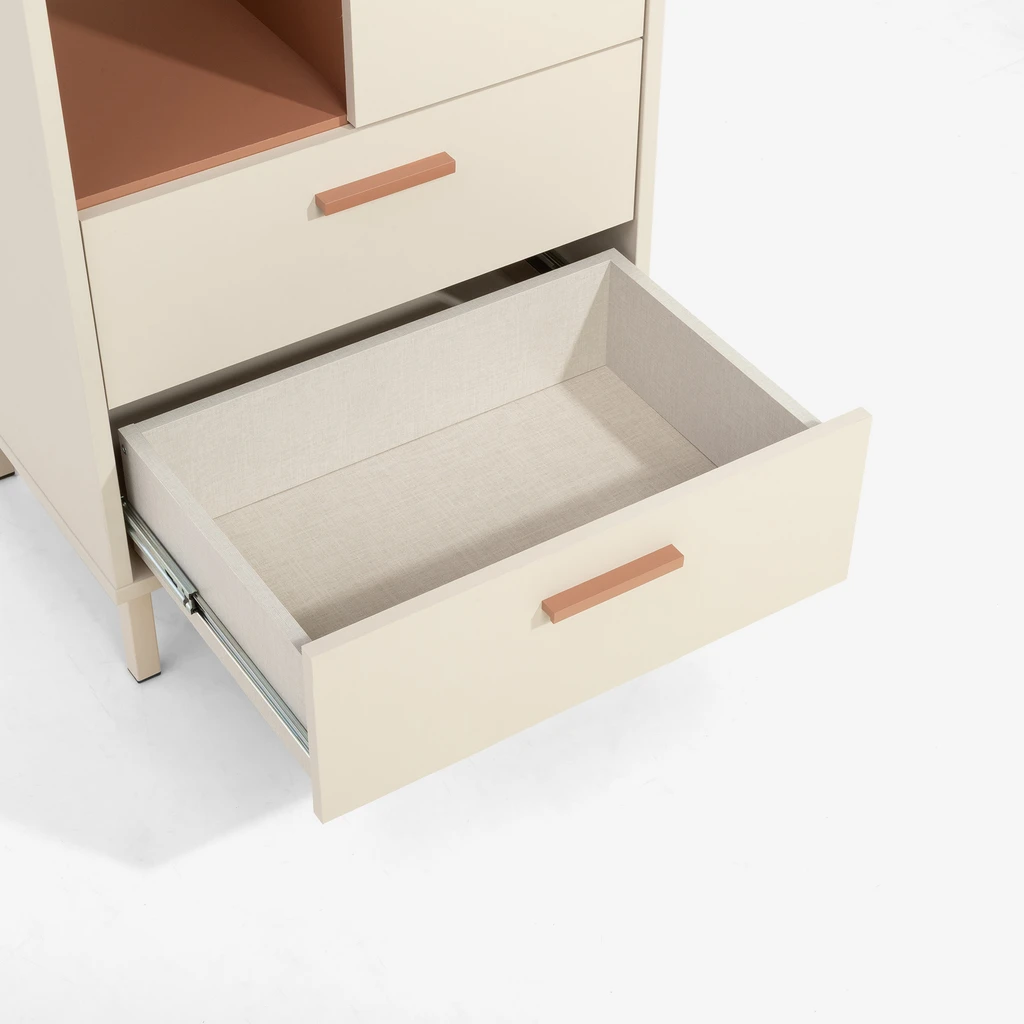 Wysoki i zgrabny regał MILLES świetnie sprawdzi się w salonie, biurze lub sypialni.