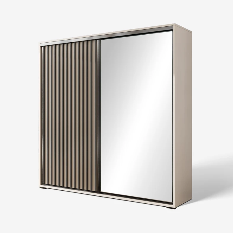 Kaszmirowa szafa przesuwna z frontem z lamelami, a drugim w formie lustra