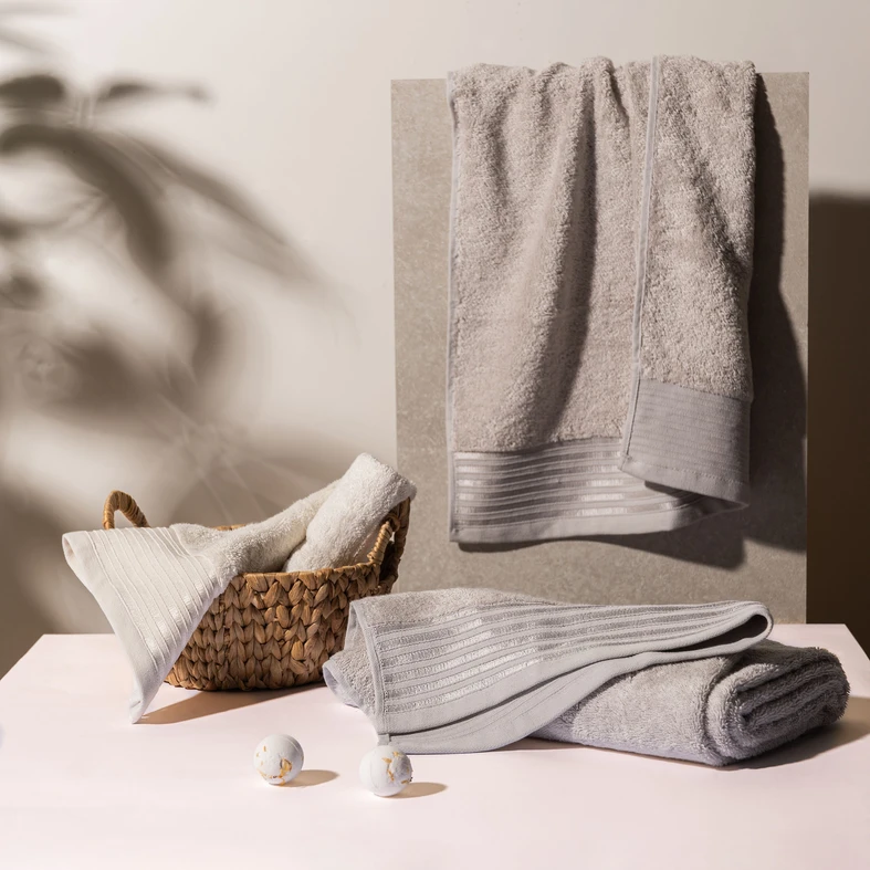 Ręcznik do kąpieli srebrny VELA 70x140 cm Stříbrná osuška VELA 70x140 cm