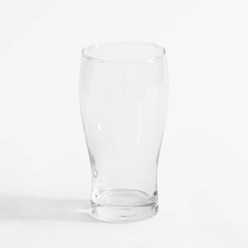 Elegancka szklanka do piwa z przejrzystego, bezbarwnego szkła.