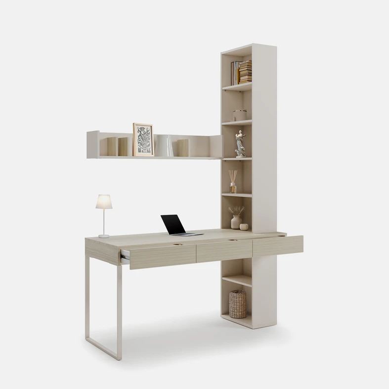 Beżowe biurko na metalowej płozie, z otwartym regałem po prawej stronie i półką wiszącą