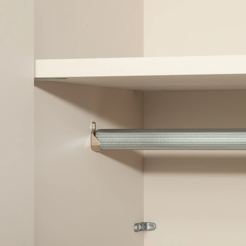 Otwarta część szafy idealna na pudełka, dodatki i poskładane ubrania.