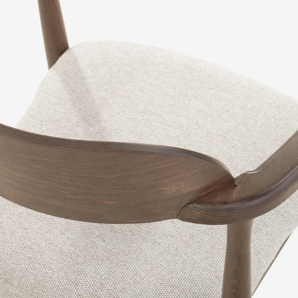 Miękka pianka i profilowane oparcie PERUGIO sprzyjają komfortowi przy dłuższym siedzeniu.