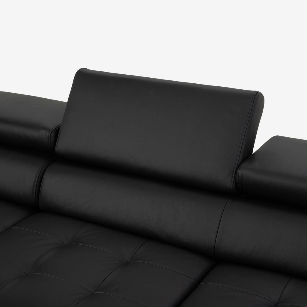 Podniesiony zagłówek oparcia umożliwia różne ułożenie.