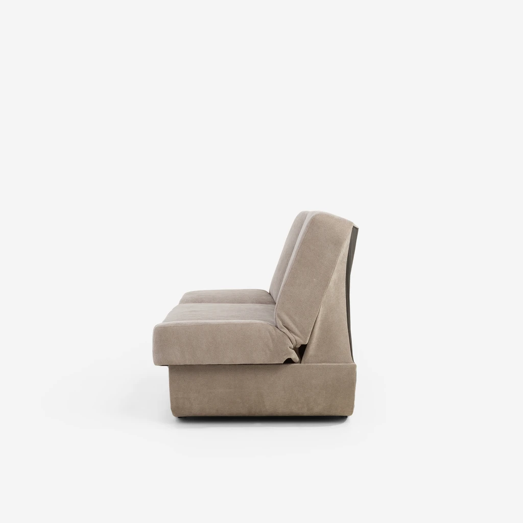 Beżowa wersalka z zaokrągleniami - bok