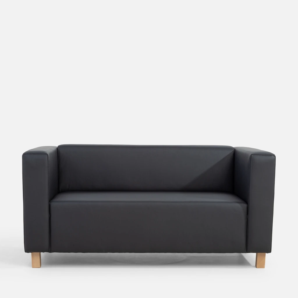 Widok od frontu, sofa z tkaniny imitującej skórę w grafitowym kolorze, z jasnymi nóżkami z drewna bukowego.