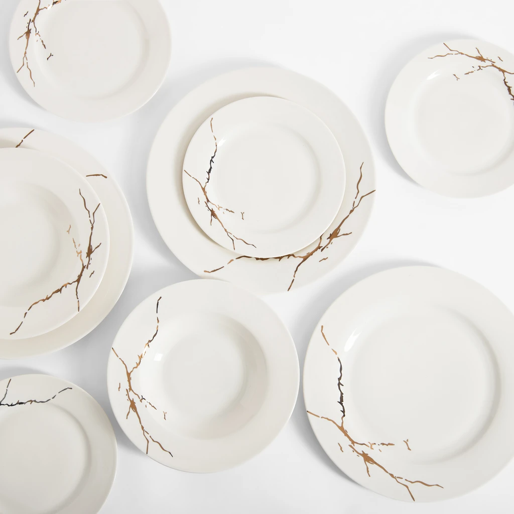 Zestaw obiadowy z białej porcelany z złoty wzorem w stylu glamour