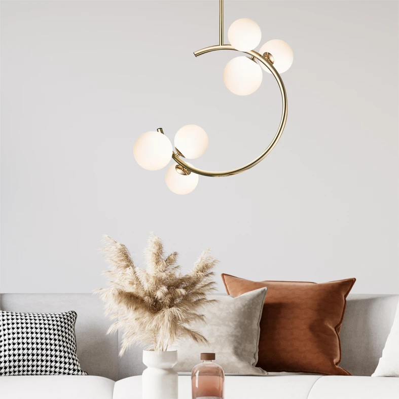 Lampa wisząca MOLECULE w złotym kolorze to oświetlenie, którym możesz udekorować do salon, jadalnię lub sypialnię.