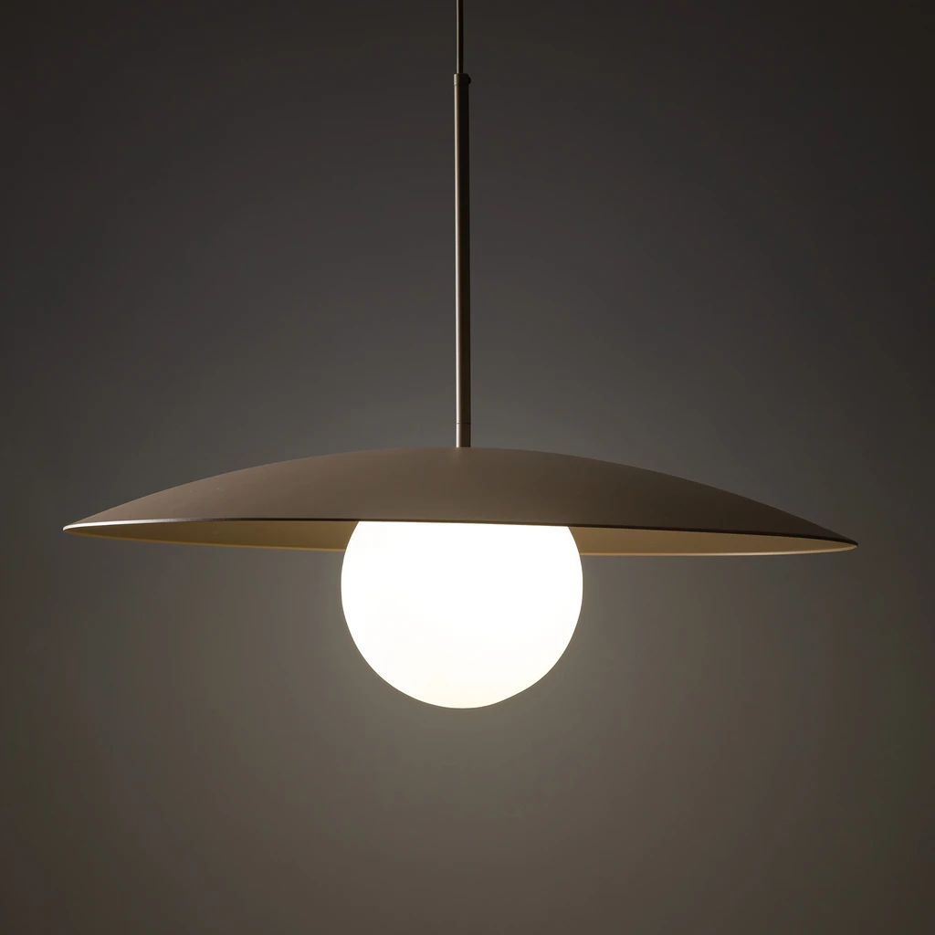 Lampa posiada oprawę dla pojedynczej żarówki typu E27 o mocy maksymalnej 15W.