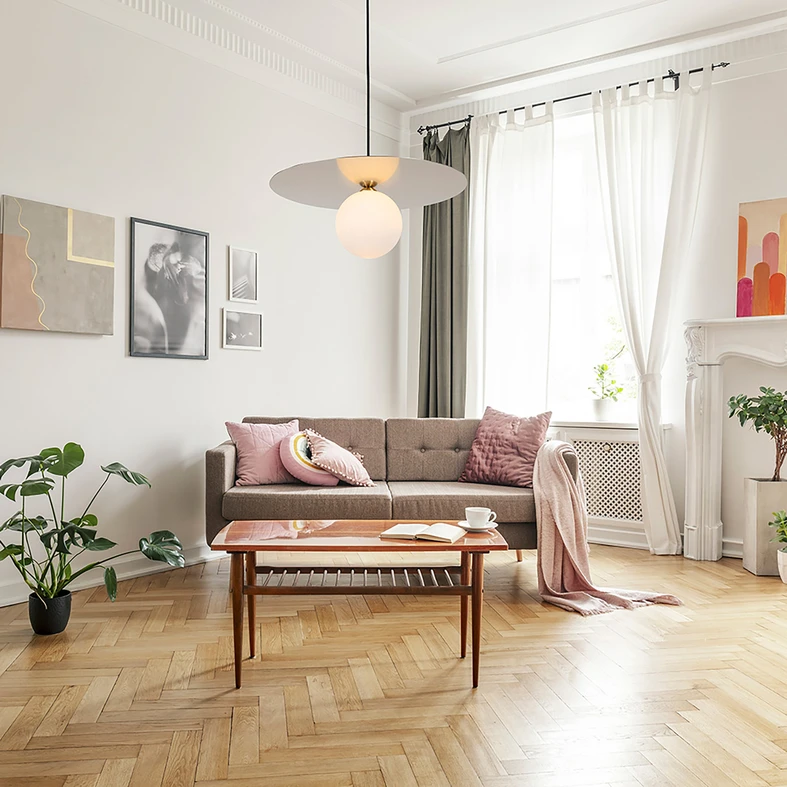 Design lampy najpełniej sprawdza się w jasnych wnętrzach wzbogaconych naturalną kolorystyką drewna.