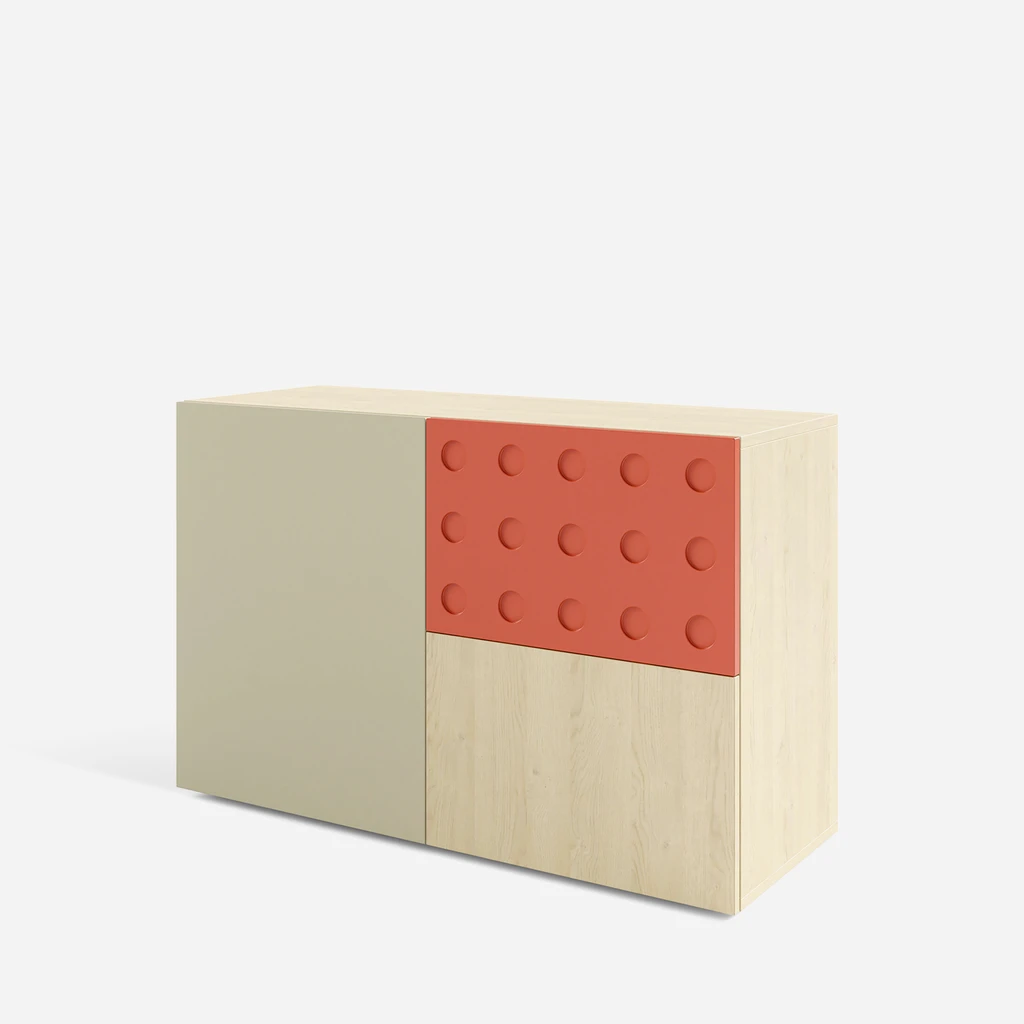 Komoda w kolorze jasnego drewna z zielonym i czerwonym frontem