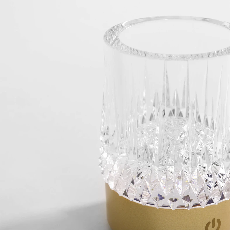 CRYSTAL LED posiada klosz stylizowany na powierzchnię kryształu.