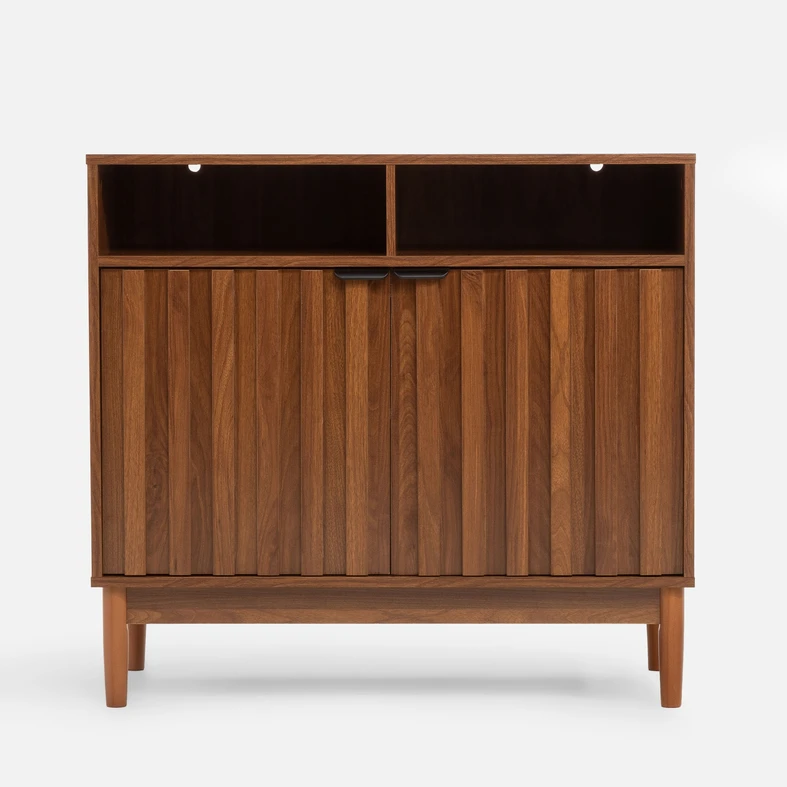 Komoda w kolorze ciemnego drewna, z głębokimi ryflowaniami na frontach