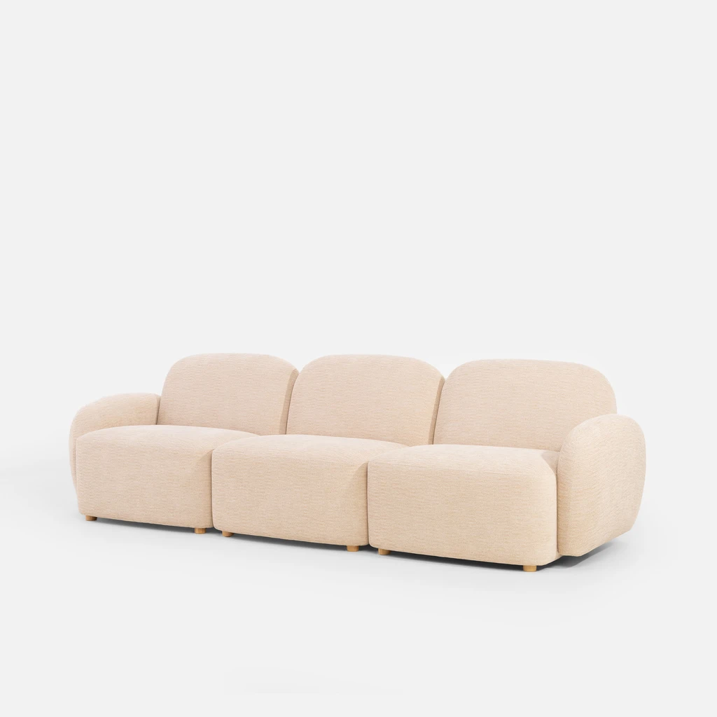 Beżowa sofa 3-osobowa, o obłych kształtach i nóżkach z jasnego drewna